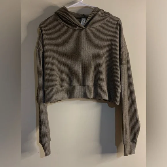 ALO Yoga Muse Sweatshirt & Sweatpants in Olive Tree Heather - Picture 5 of 11